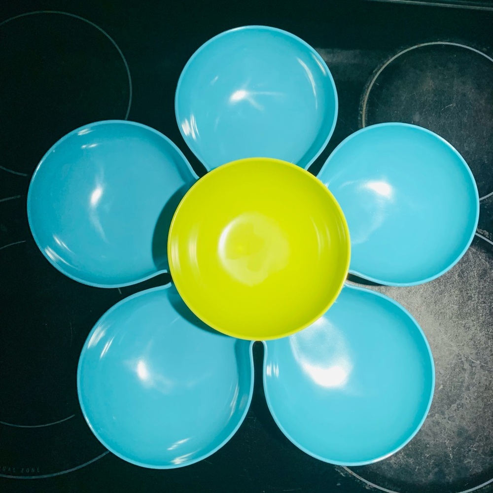 Retro! 70’s Pier 1 flower shaped serving tray Vibrant Yellow and Blue.